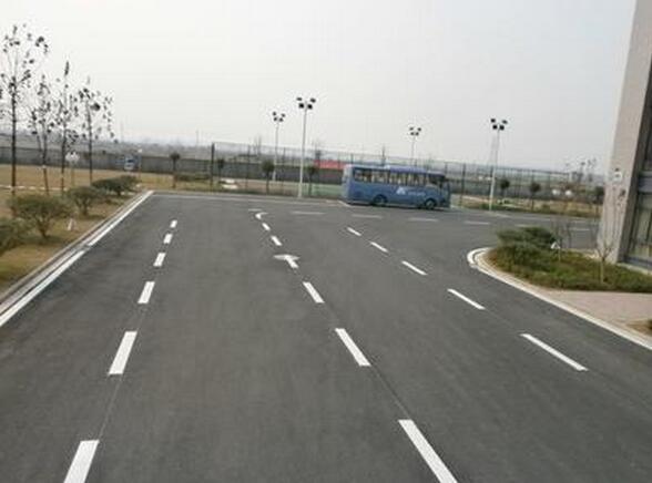 天长日月交通参与并完成江苏油田科研基地道路标线及停车位划线